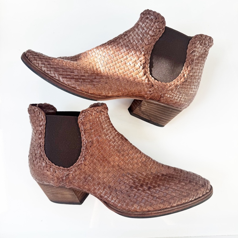Aquatalia Womens Ankle Boots Perforated Leather Block Heel Booties Size 8
.5